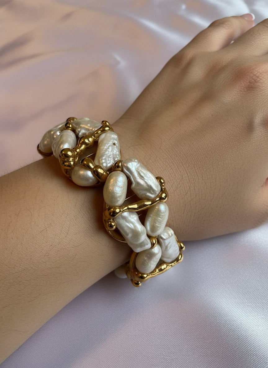 Bracelet with Freshwater Pearls and Gold plated metal.