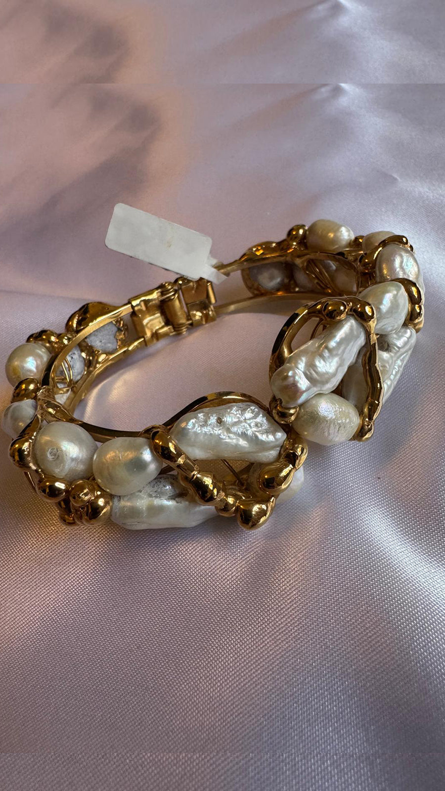 Bracelet with Freshwater Pearls and Gold plated metal.