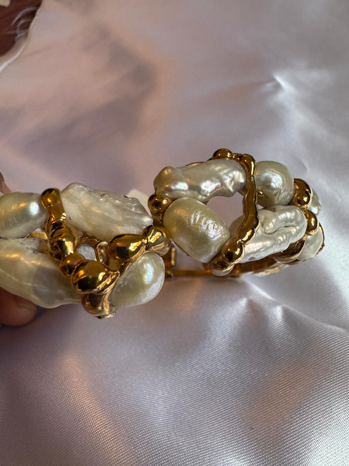 Bracelet with Freshwater Pearls and Gold plated metal.
