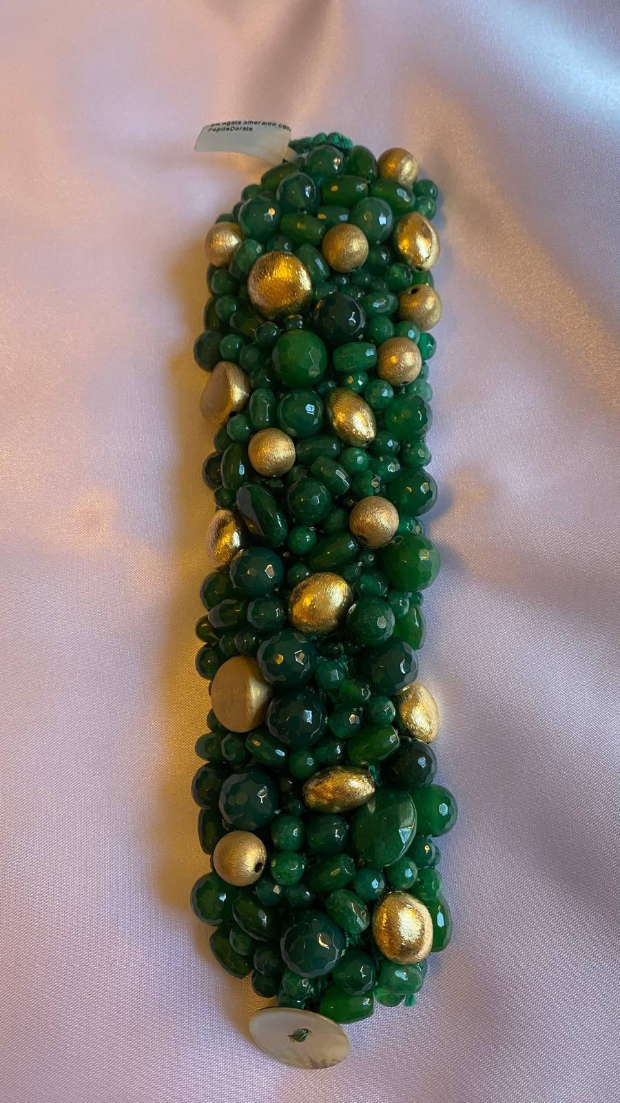Green Bracelet with emerald Agate, golden nuggets and a Mother of Pearl clasp.