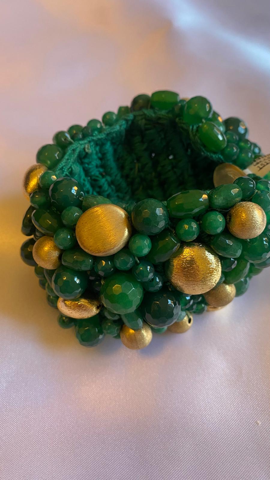 Green Bracelet with emerald Agate, golden nuggets and a Mother of Pearl clasp.